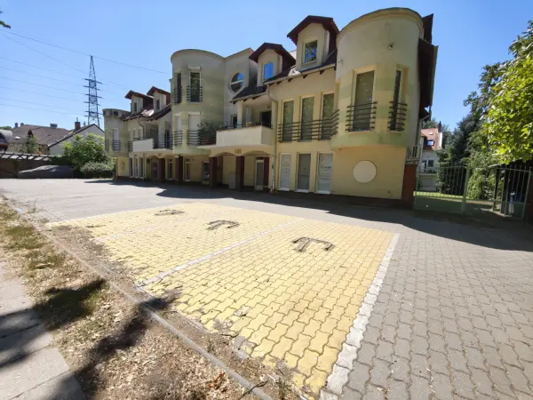 Eladó üzlethelyiség utcai bejáratos, Szeged 3 szoba 70 m² 75 M Ft