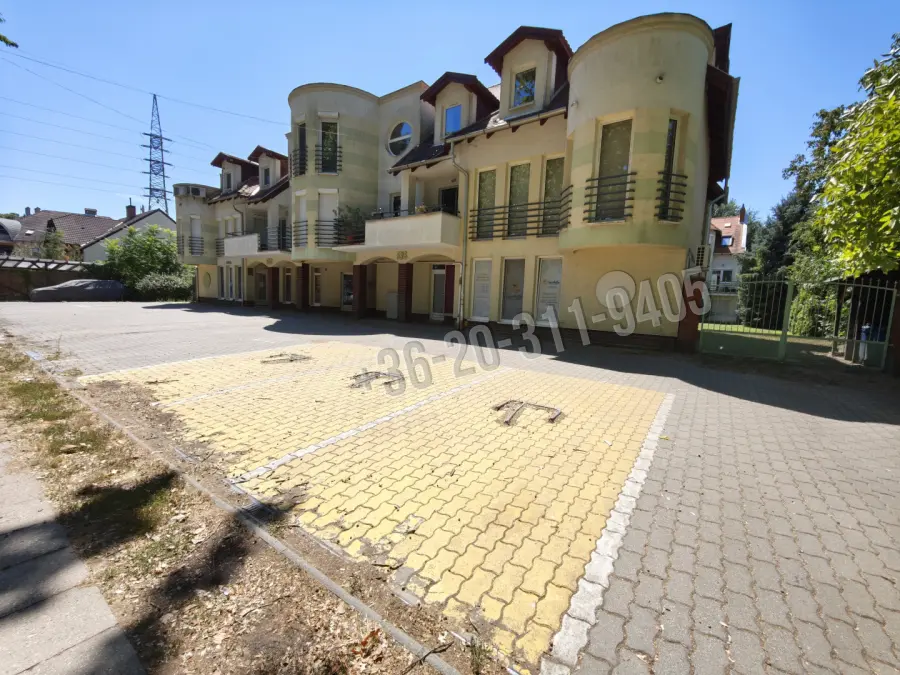eladó üzlethelyiség utcai bejáratos, Szeged